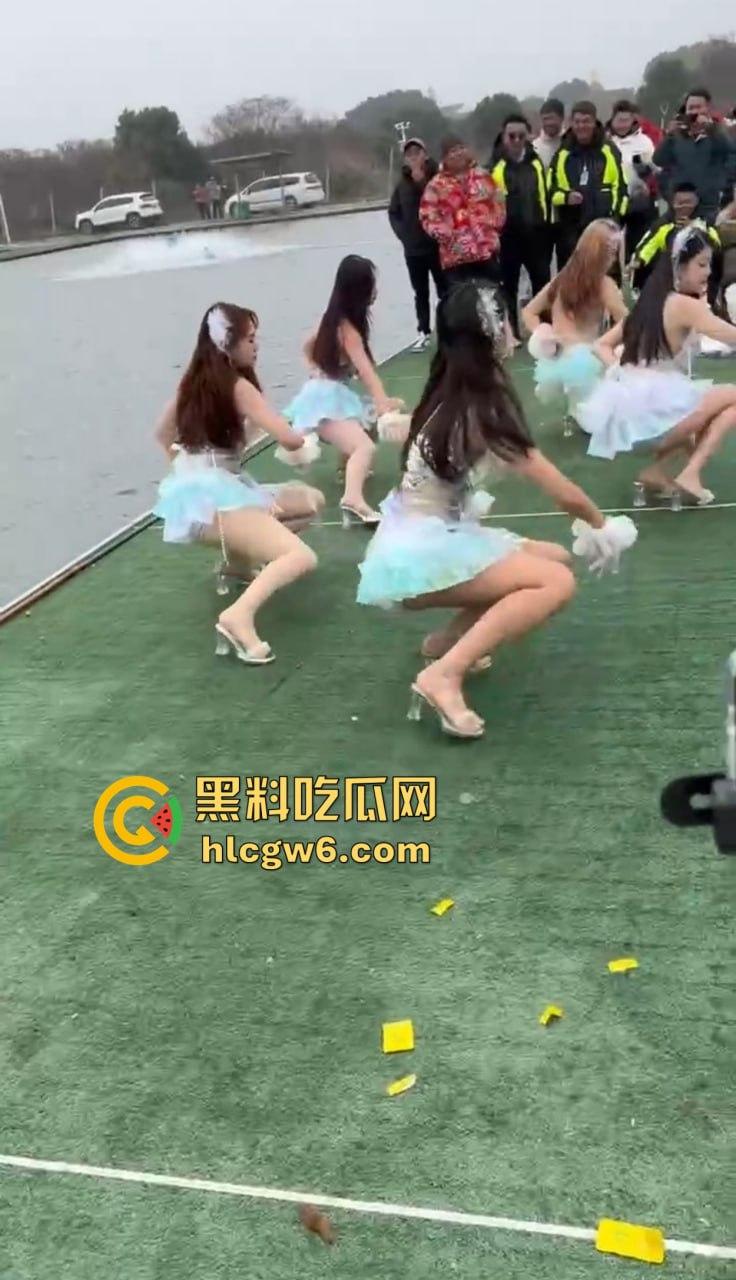 钓场内卷新高度 寒冬钓鱼佬穿羽绒服忍冻守鱼 光腿妹子在池边短裙跳舞性感加持，鱼没上钩人先成翘嘴！-3