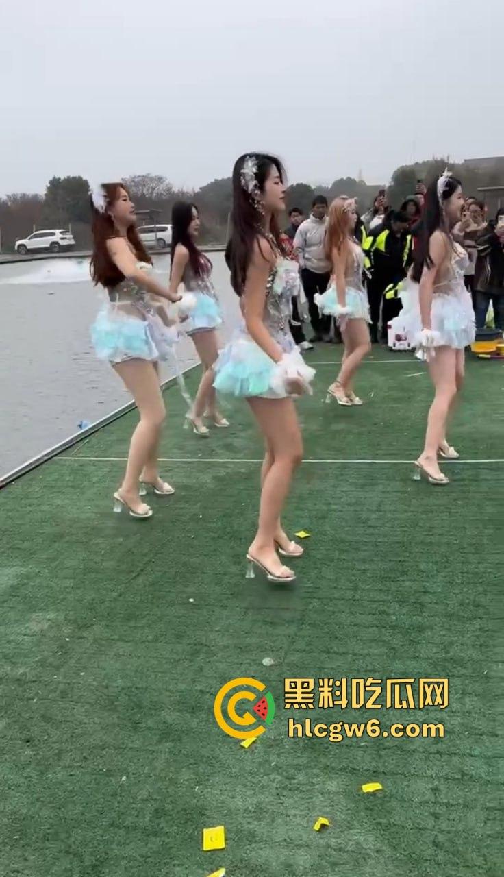 钓场内卷新高度 寒冬钓鱼佬穿羽绒服忍冻守鱼 光腿妹子在池边短裙跳舞性感加持，鱼没上钩人先成翘嘴！-7