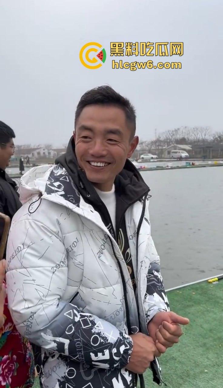 钓场内卷新高度 寒冬钓鱼佬穿羽绒服忍冻守鱼 光腿妹子在池边短裙跳舞性感加持，鱼没上钩人先成翘嘴！-9