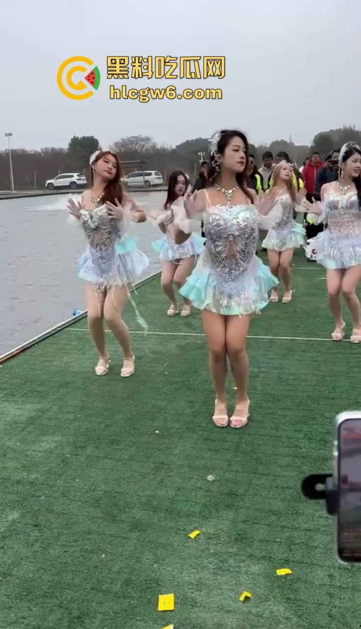 钓场内卷新高度 寒冬钓鱼佬穿羽绒服忍冻守鱼 光腿妹子在池边短裙跳舞性感加持，鱼没上钩人先成翘嘴！-13