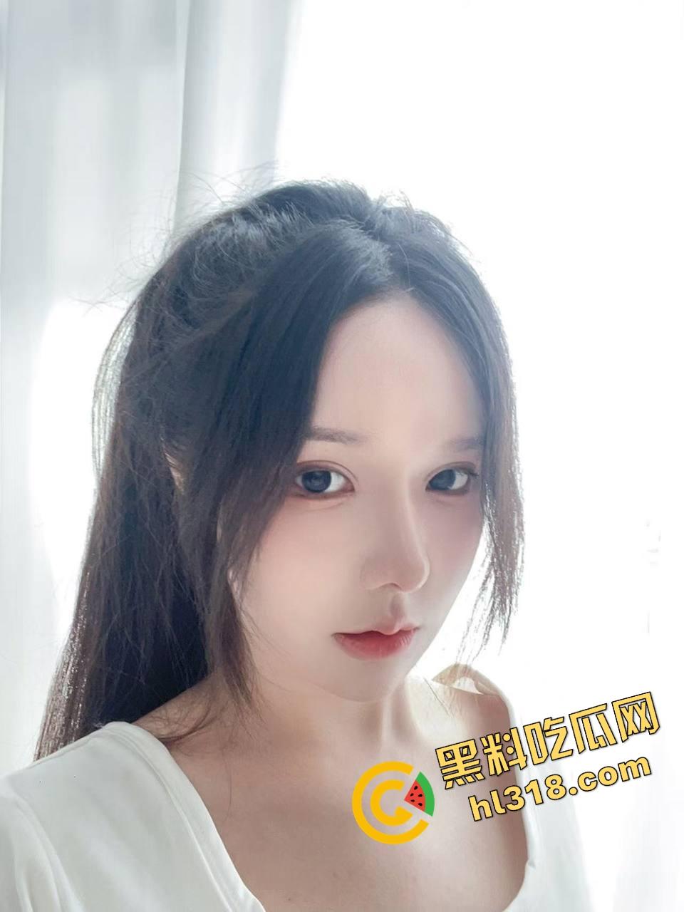 国外留学高挑美女『夏婷婷』被按桌上无套猛操，趁朋友不在家一顿狠狠冲刺，肉体撞击快把桌子干散架！-3