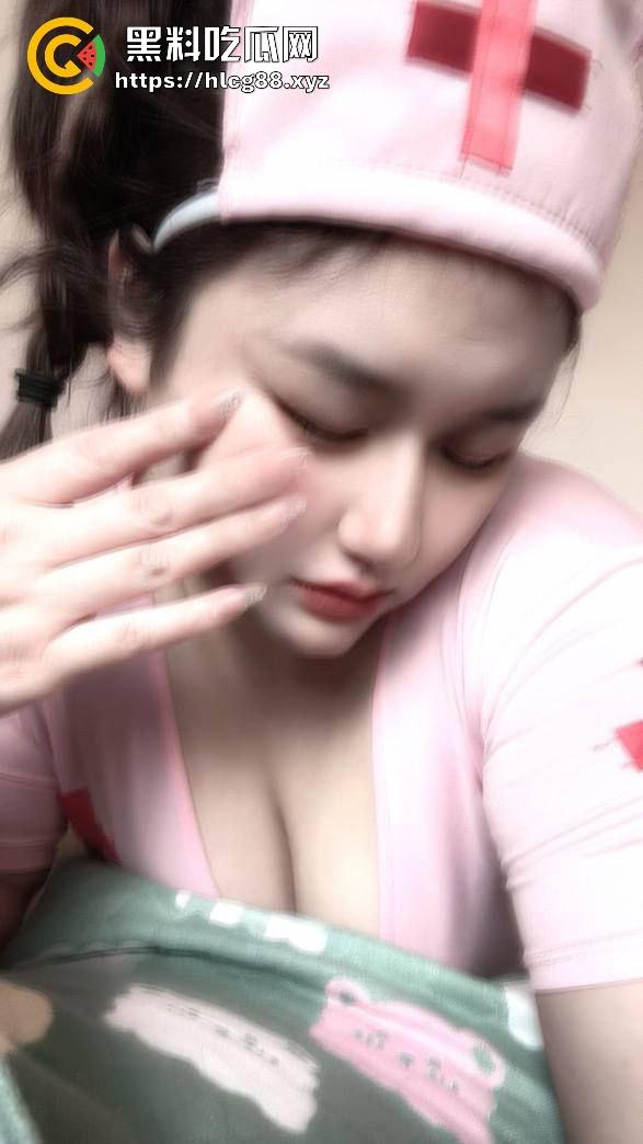 山西【马元媛】幼儿园老骚猪穿护士装被男人操翻天，奶子抖得像猪脸肉，白天教娃晚上舔屌！-13