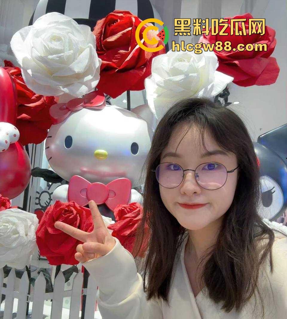 广东工业大学眼镜学生妹【周扬莹】男友相约酒店 情趣睡衣先上阵 男友大量精子往逼里面猛灌的视频曝光！-4