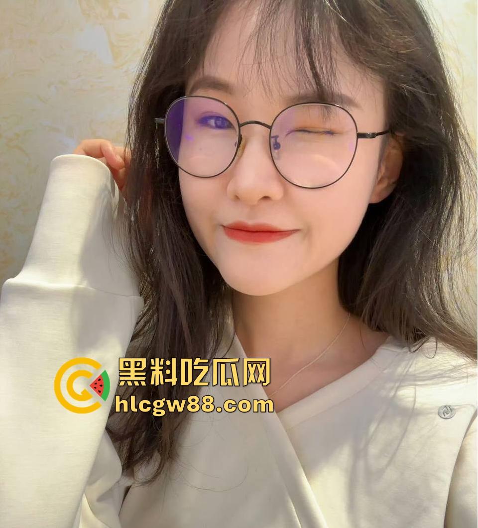 广东工业大学眼镜学生妹【周扬莹】男友相约酒店 情趣睡衣先上阵 男友大量精子往逼里面猛灌的视频曝光！-6