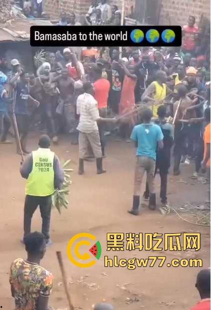 非洲部落割包皮 这也太生猛了吧 包皮一拉一刀下去直接割掉 这老哥全程面无表情！-1