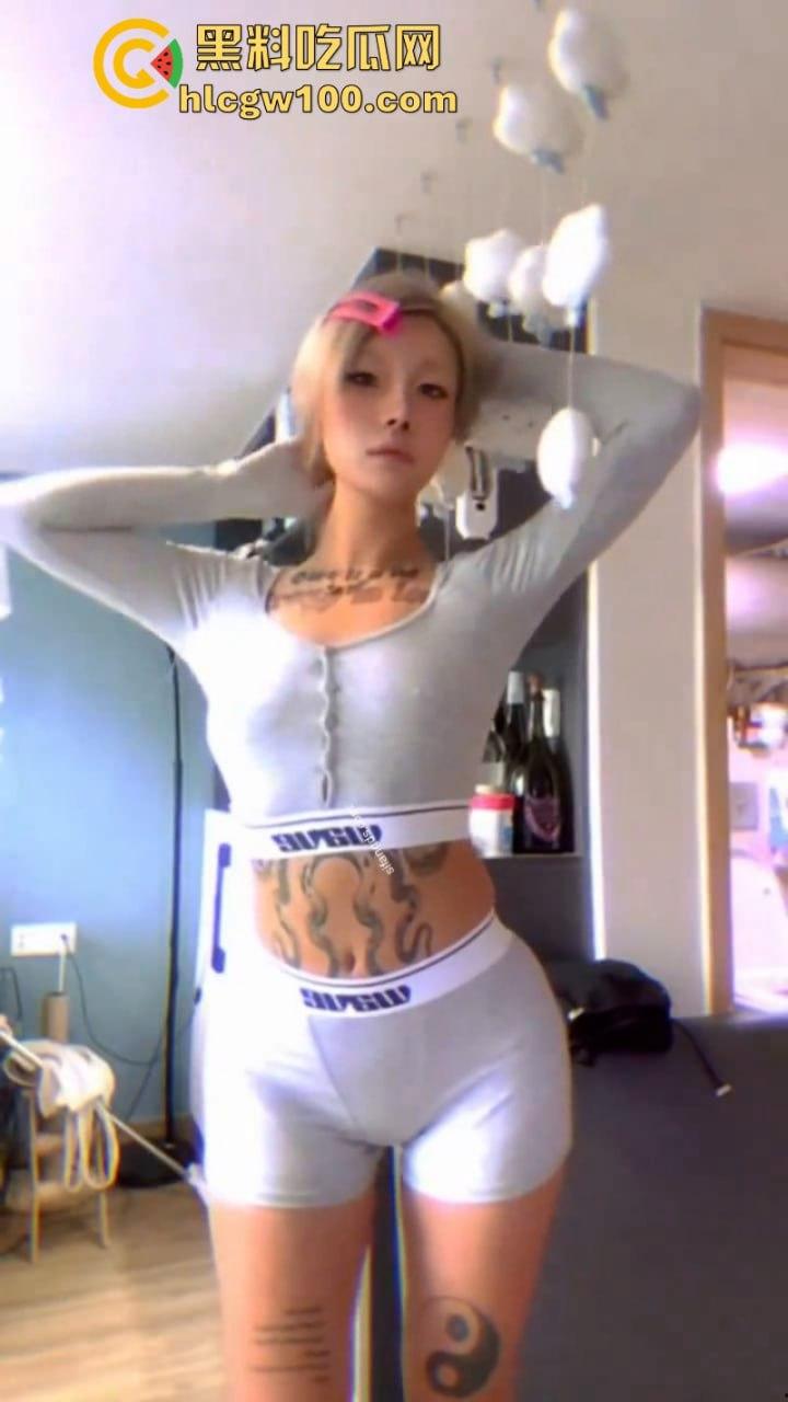 推特纹身爱好者【HighSchool】 露脸性爱自拍 调教性爱现场直播！刺青母狗实战秀 让你大呼过瘾！-1