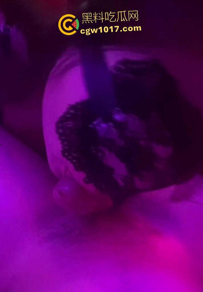 骚包【盯裆猫】夜里毒龙舔肛,后入淫水不够润滑油来凑,白天钻石塞屁眼再,金主累了坐鸡巴骑乘高效榨精!-1