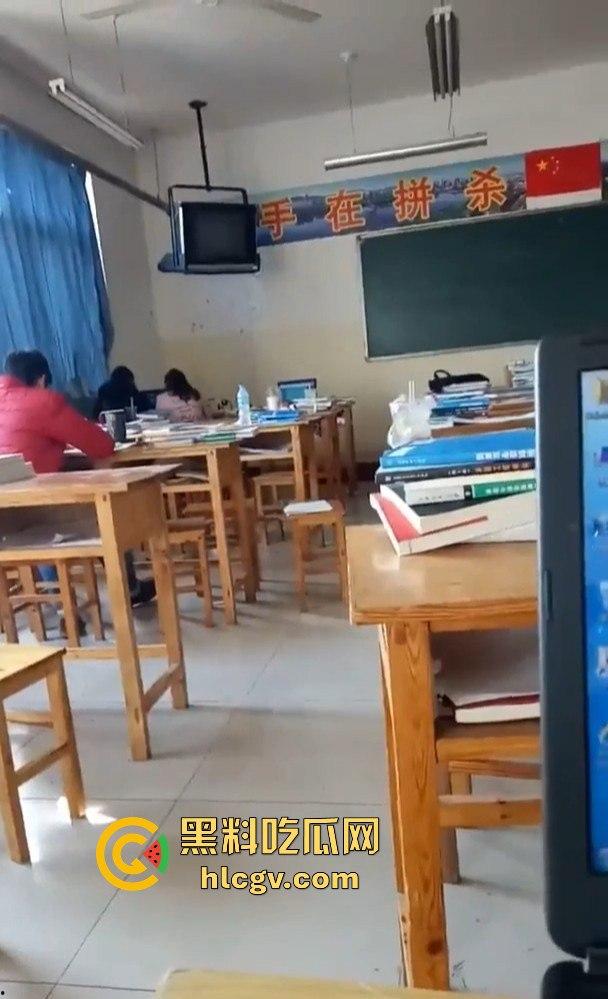 徐州『赵雅』不雅视频疯传!教室里又舔又操,毒龙野战清纯妹子露馅,骚得连男友都顶不住!-1