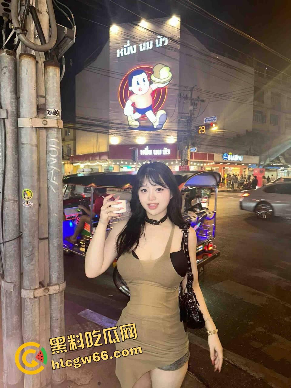 天津曼哈顿健身房惊现性价比私教,一手小钢炮不是在撸铁,就是在撸奶,会员全是来给他吃的!-1