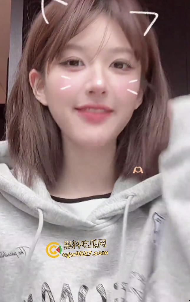 大明星【赵露思】直播扎头发，穿低胸装故意低头，走光露奶，露完后还装不小心，骚货是演不出来的！-3