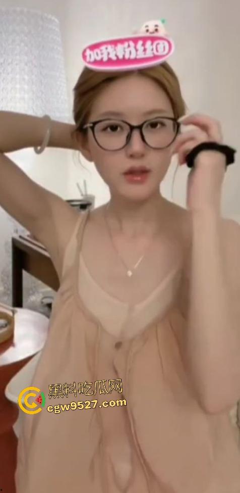 大明星【赵露思】直播扎头发，穿低胸装故意低头，走光露奶，露完后还装不小心，骚货是演不出来的！-8