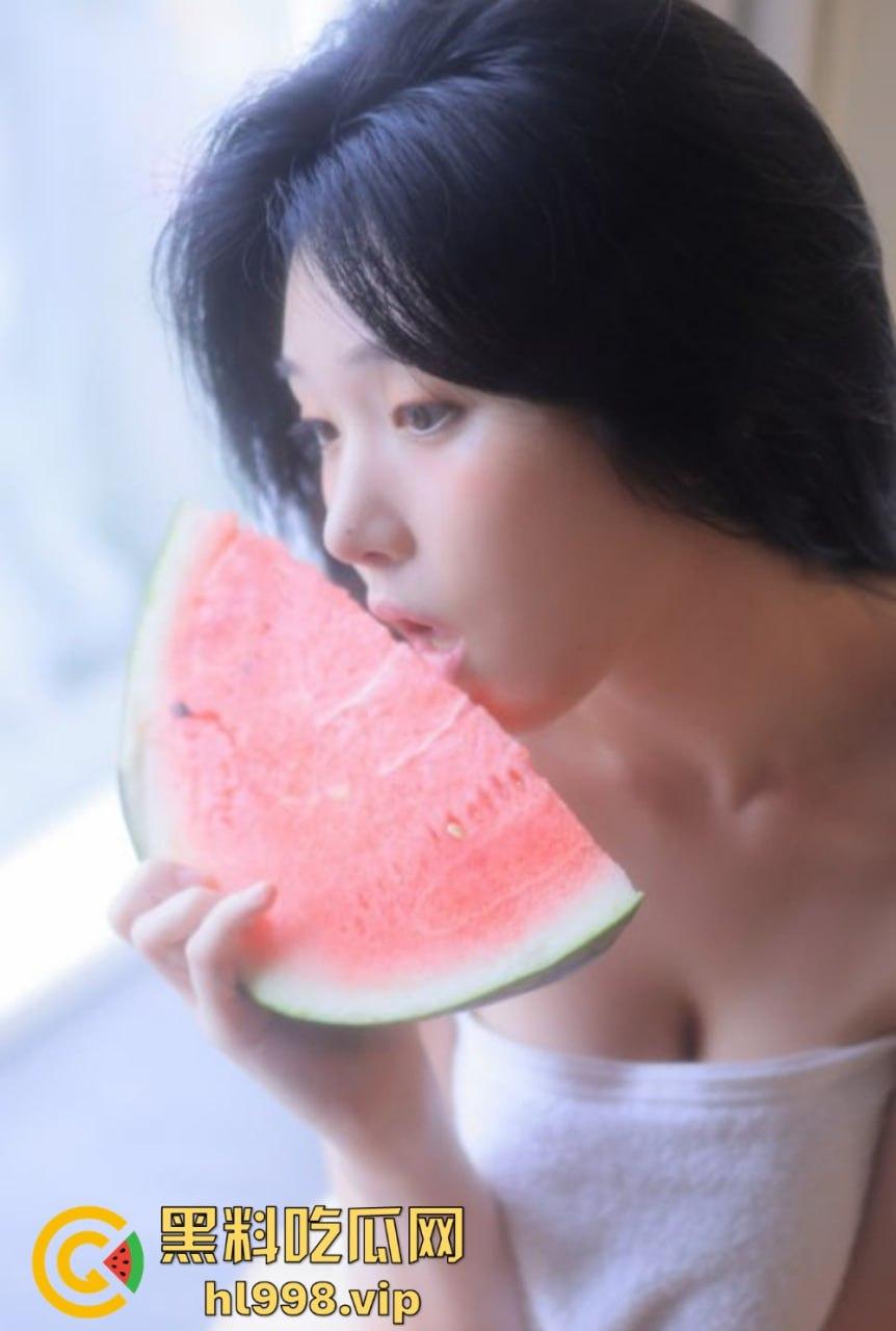 韩国爆乳妹【妍雨】惊艳亮相!西瓜配西瓜奶,胸大得美如画,纯天然还是科技产物?-11