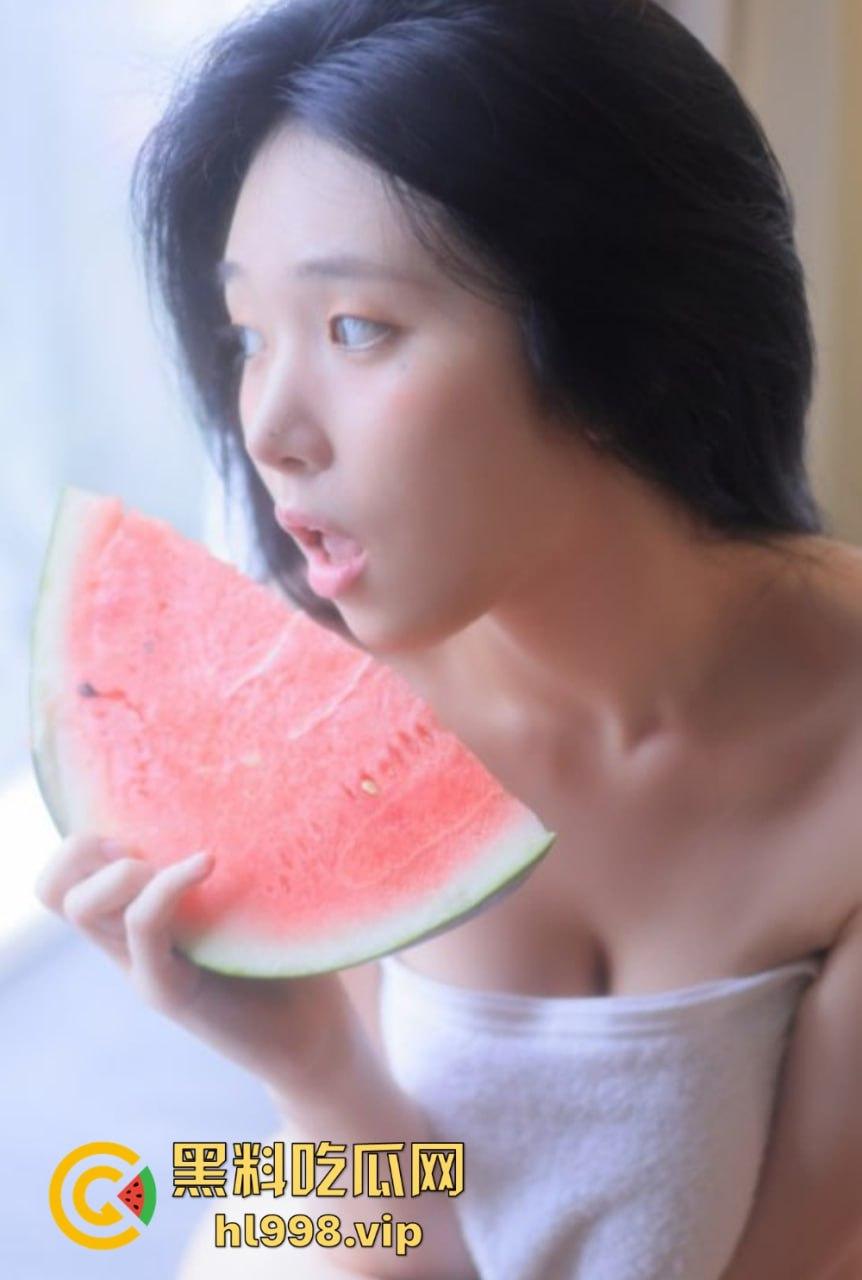 韩国爆乳妹【妍雨】惊艳亮相!西瓜配西瓜奶,胸大得美如画,纯天然还是科技产物?-16