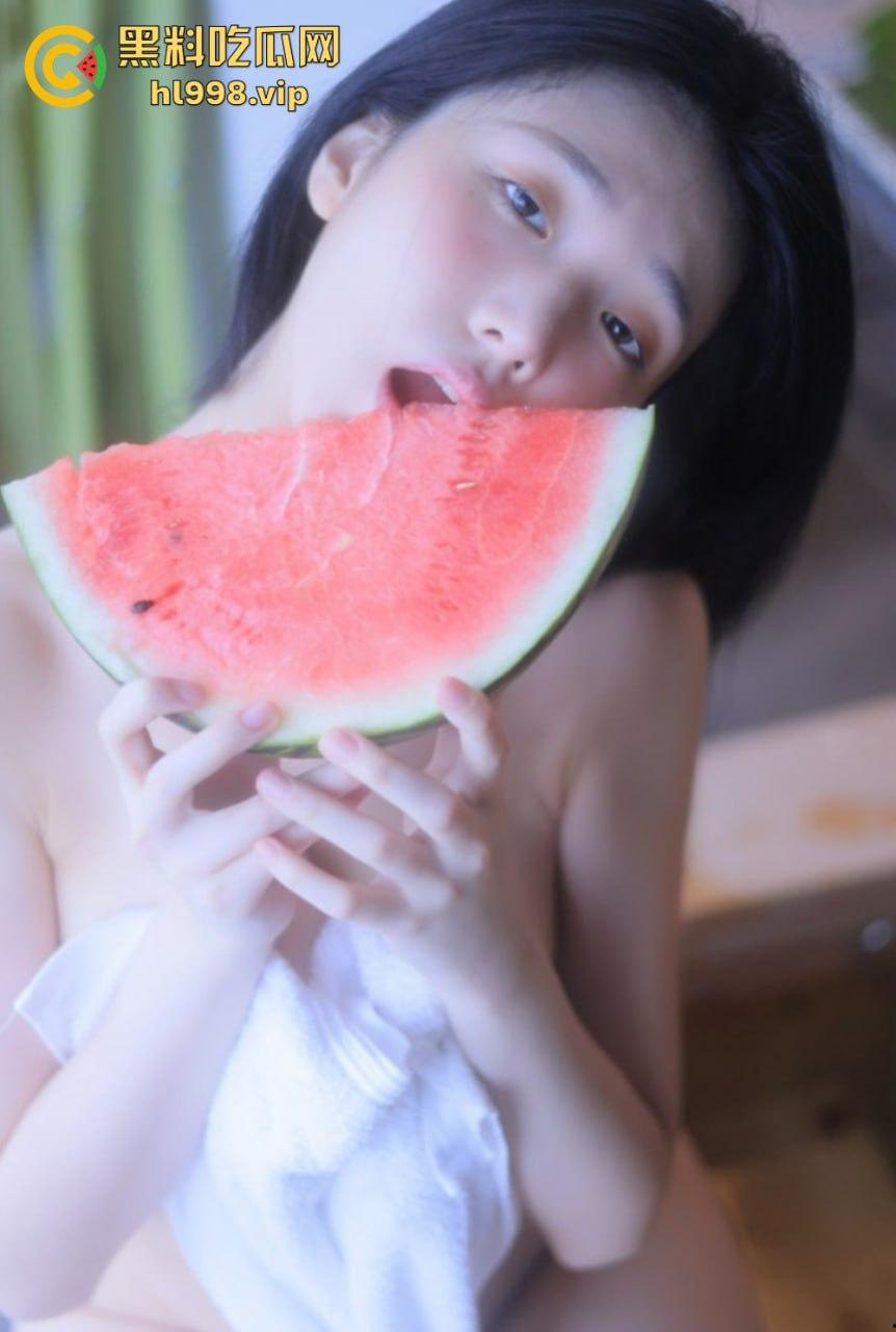 韩国爆乳妹【妍雨】惊艳亮相!西瓜配西瓜奶,胸大得美如画,纯天然还是科技产物?-17