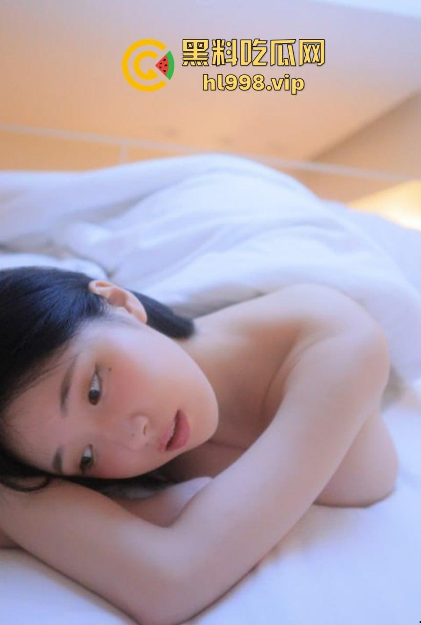 韩国爆乳妹【妍雨】惊艳亮相!西瓜配西瓜奶,胸大得美如画,纯天然还是科技产物?-31