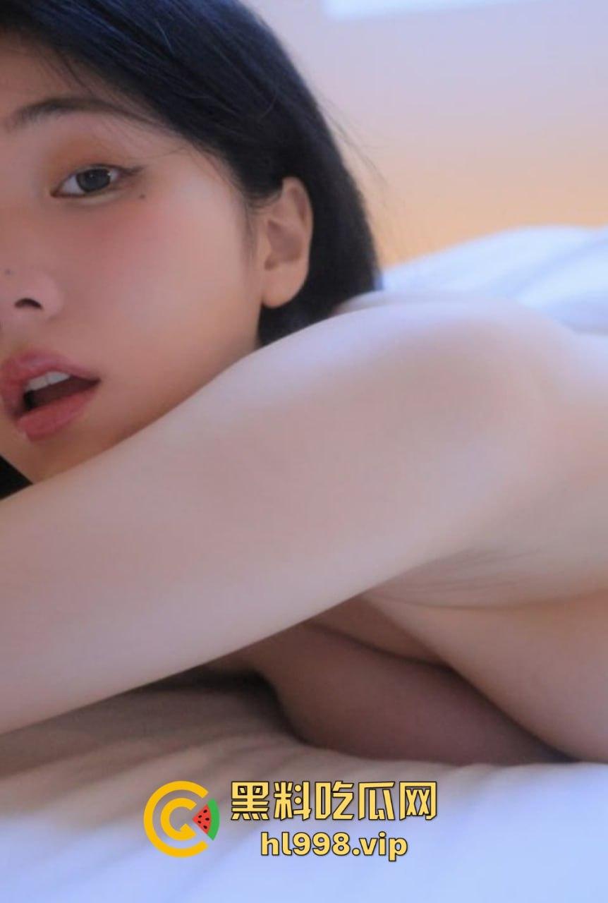 韩国爆乳妹【妍雨】惊艳亮相!西瓜配西瓜奶,胸大得美如画,纯天然还是科技产物?-35