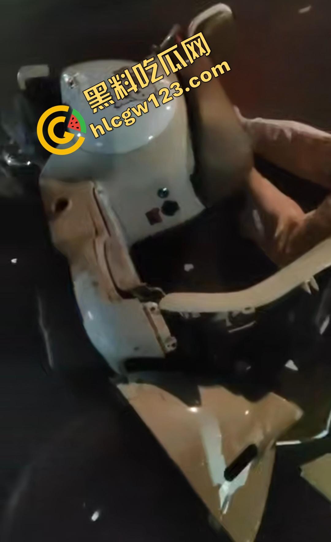 海口琼山精神小妹车祸!小姑娘怕担责直接躺地上装死,差点被货车压断手!-1