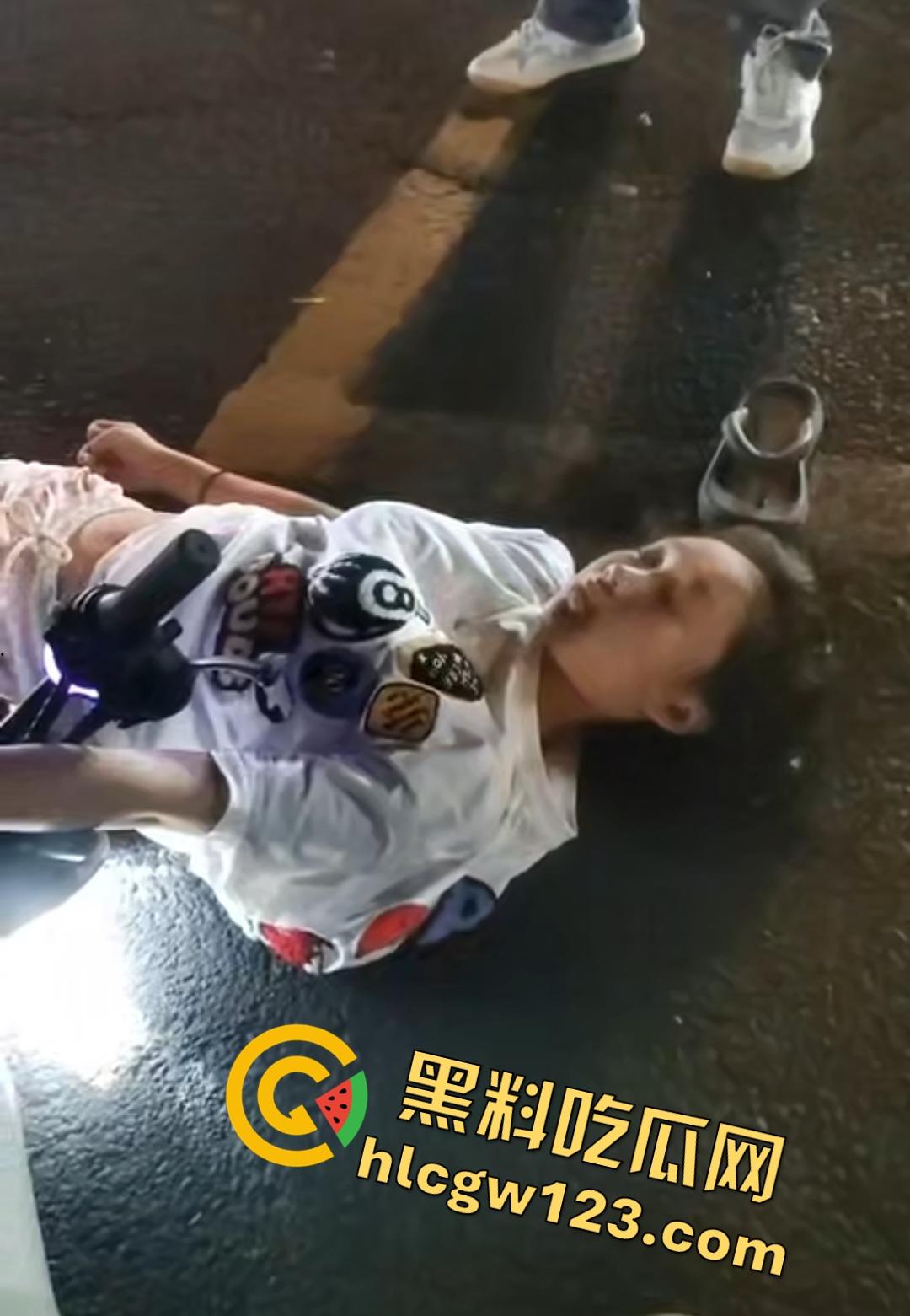 海口琼山精神小妹车祸!小姑娘怕担责直接躺地上装死,差点被货车压断手!-2