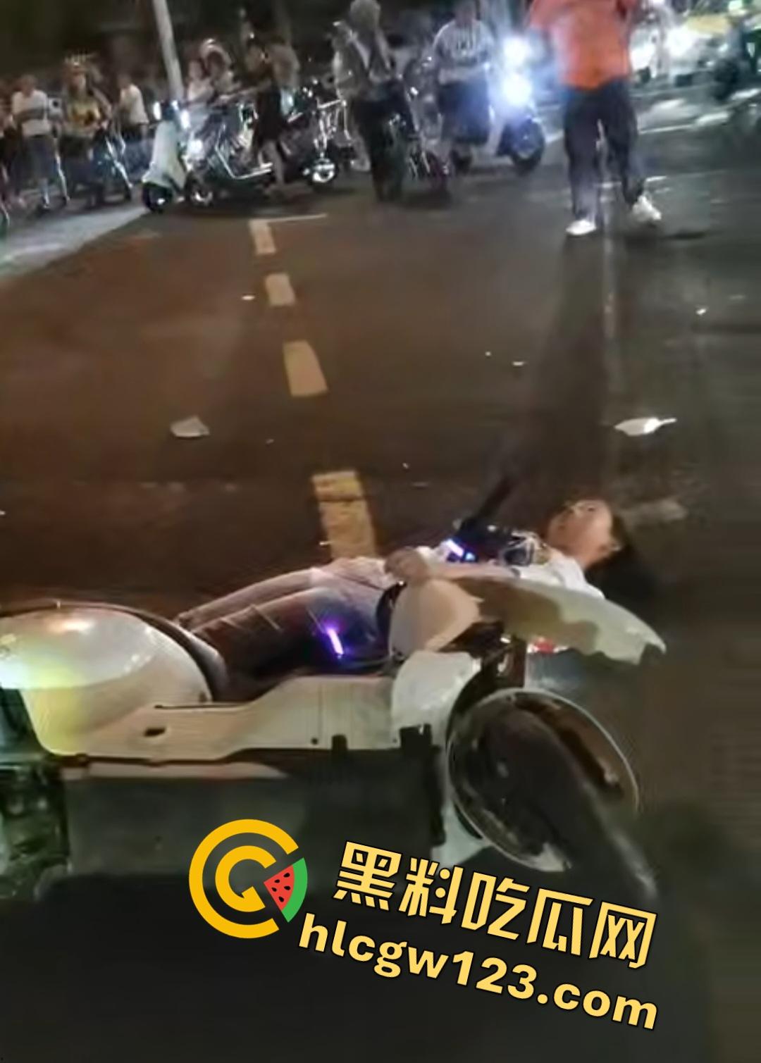 海口琼山精神小妹车祸!小姑娘怕担责直接躺地上装死,差点被货车压断手!-4