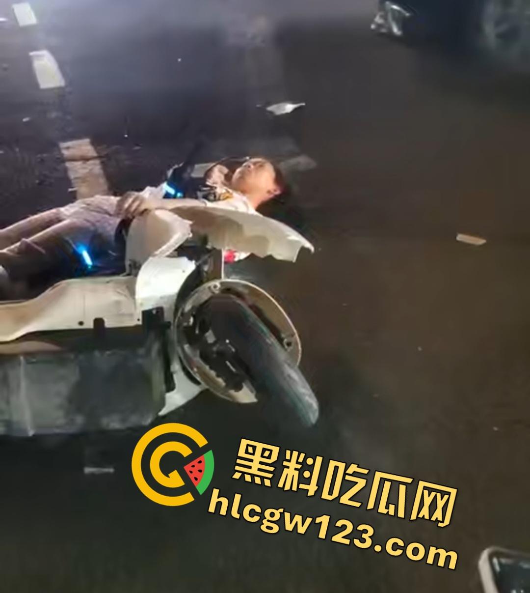 海口琼山精神小妹车祸!小姑娘怕担责直接躺地上装死,差点被货车压断手!-5