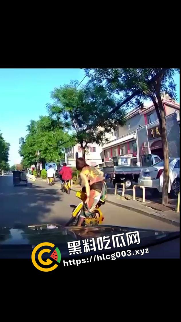 共享单车纹身裸女原视频!骑着车衣服就脱光了 本人事后发声将起诉拍摄视频者 怕不是炒作吧-1
