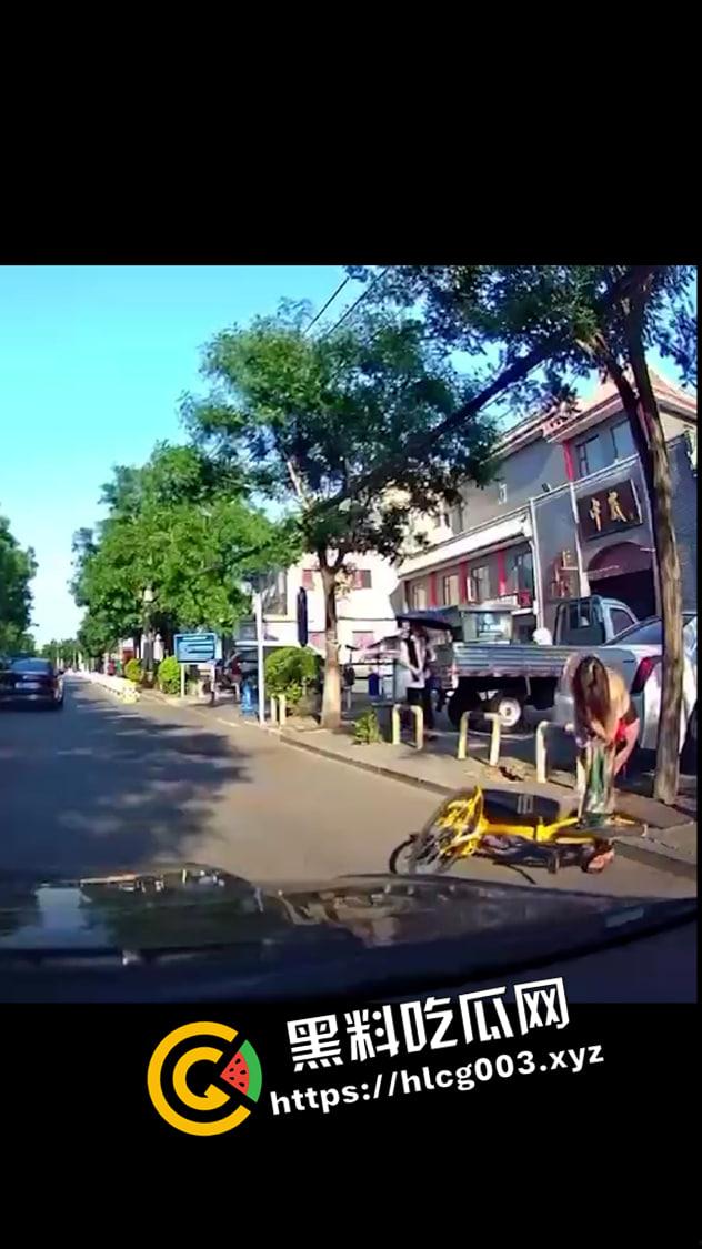 共享单车纹身裸女原视频!骑着车衣服就脱光了 本人事后发声将起诉拍摄视频者 怕不是炒作吧-2