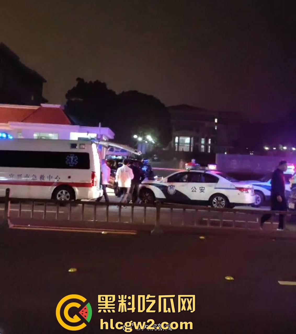 毕业证拿不到，实习费嫌少？21岁小伙持刀回母校发疯，无锡宜兴工艺学院8死17伤，一路无差别捅女生！-38