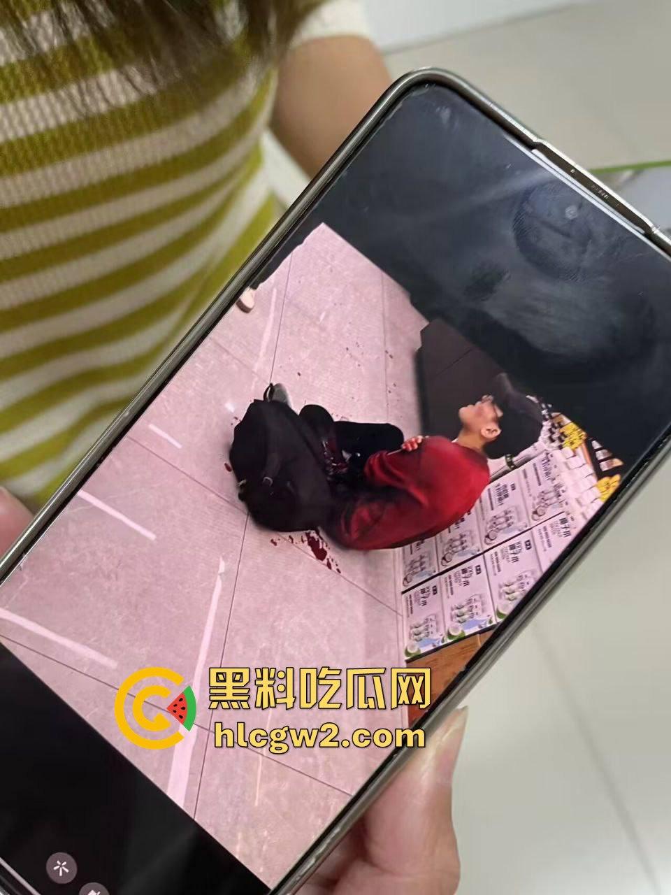 毕业证拿不到，实习费嫌少？21岁小伙持刀回母校发疯，无锡宜兴工艺学院8死17伤，一路无差别捅女生！-39