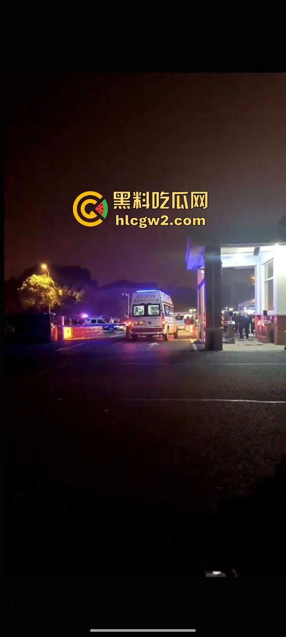 毕业证拿不到，实习费嫌少？21岁小伙持刀回母校发疯，无锡宜兴工艺学院8死17伤，一路无差别捅女生！-49