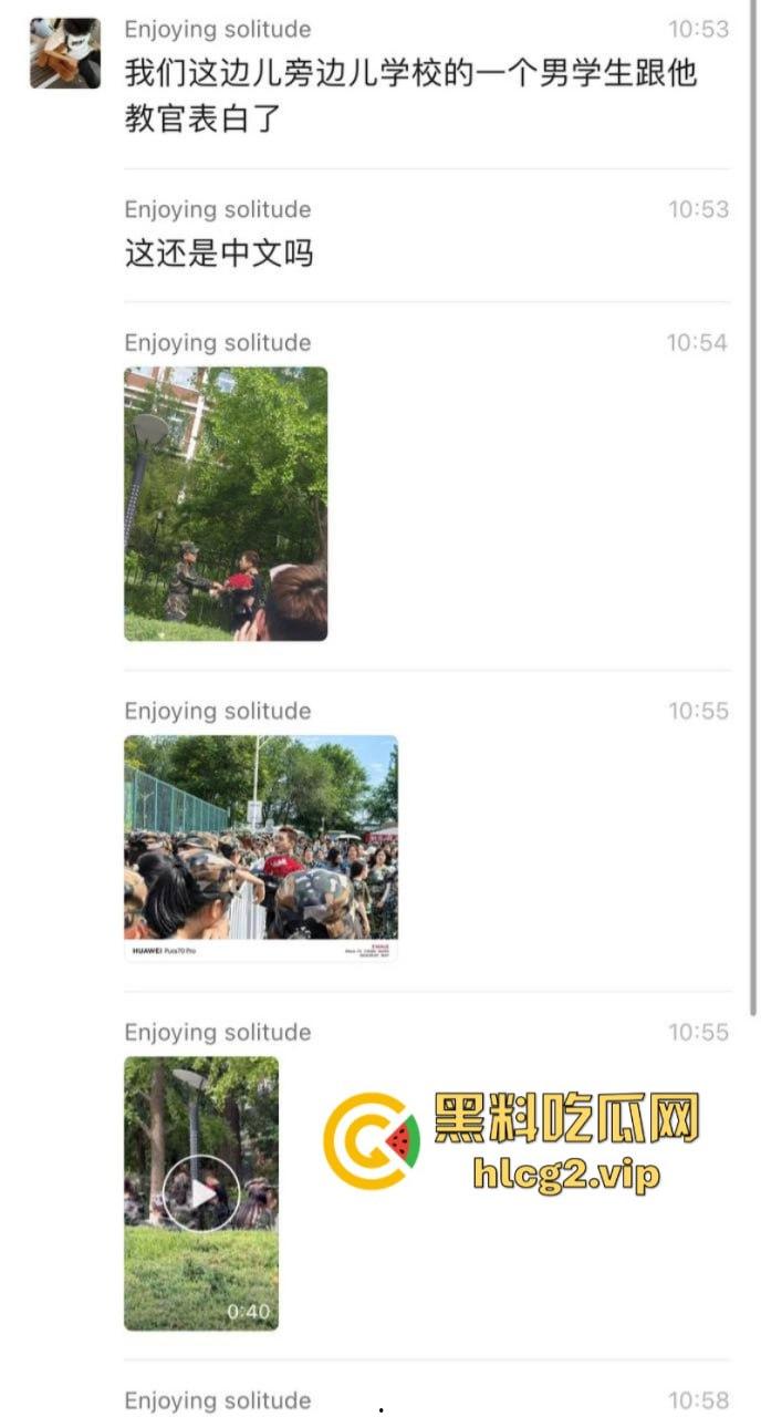 从震惊到无语：男生手捧玫瑰表白男教官 当街牵手惹众人激动跳脚！-1