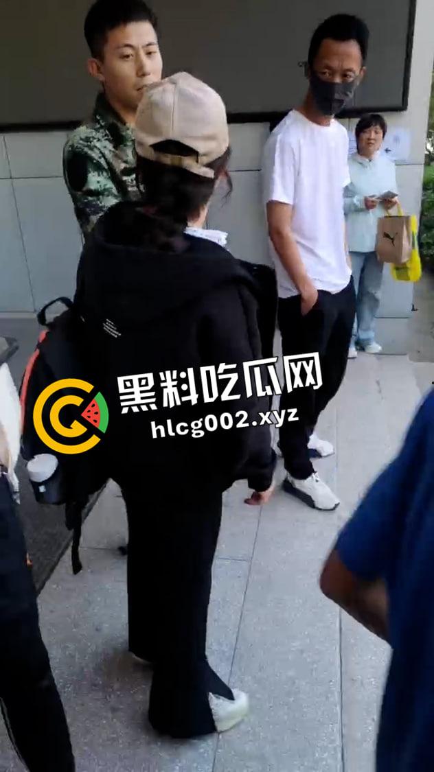 太原二十九中学体考裁判少掐表惹众怒 体育生包围学校讨要说法 现场视频流出-5