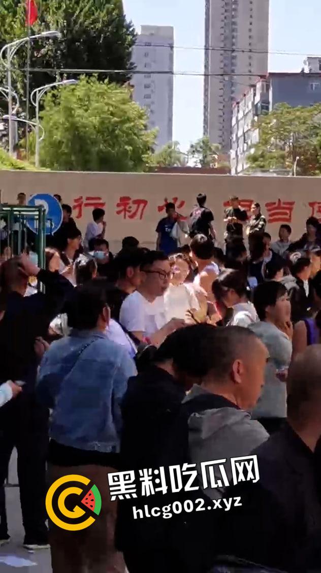 太原二十九中学体考裁判少掐表惹众怒 体育生包围学校讨要说法 现场视频流出-6