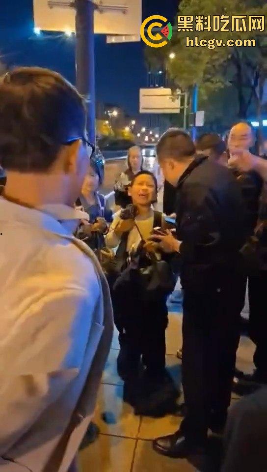 长沙星沙盼盼小学惊现人贩子!两人当街拐孩子,围观群众怒抓跑了一个!-3
