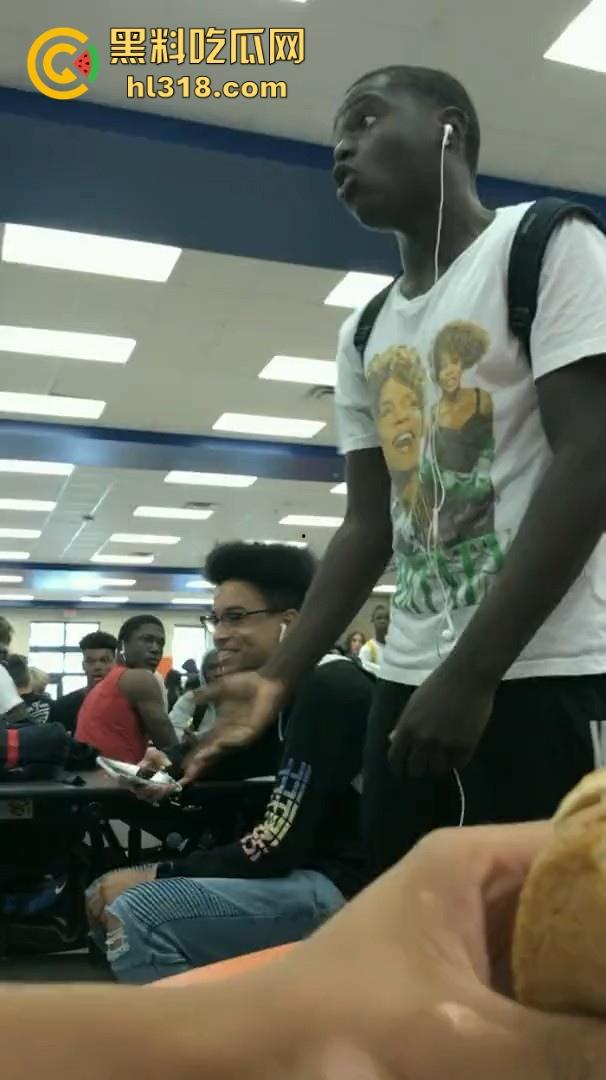 美国校园尼哥群殴现场曝光！堪比职业拳击MMA，真不讲道德，这么多人围殴一人！-1