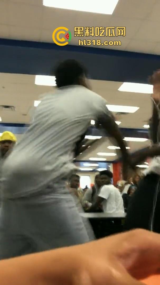 美国校园尼哥群殴现场曝光！堪比职业拳击MMA，真不讲道德，这么多人围殴一人！-2