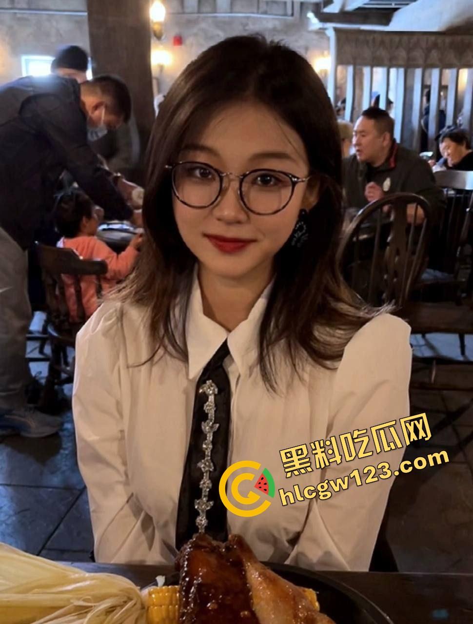 江西南昌19岁大一骚货【孙俪】浓眉大眼小母狗身材火辣，高中就开多人，大学直接群交调教！-1