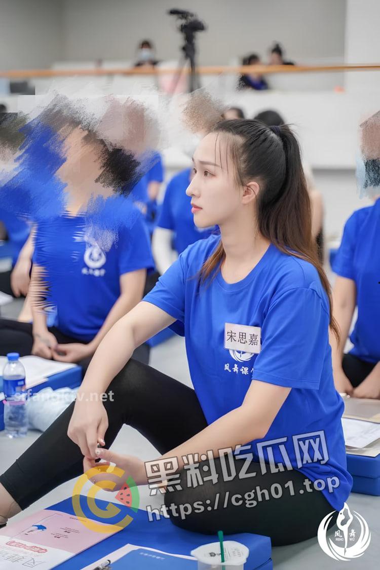 长沙舞蹈老师 【宋思嘉】约炮学生3p群交开淫趴 白天卖课 晚上卖逼-2