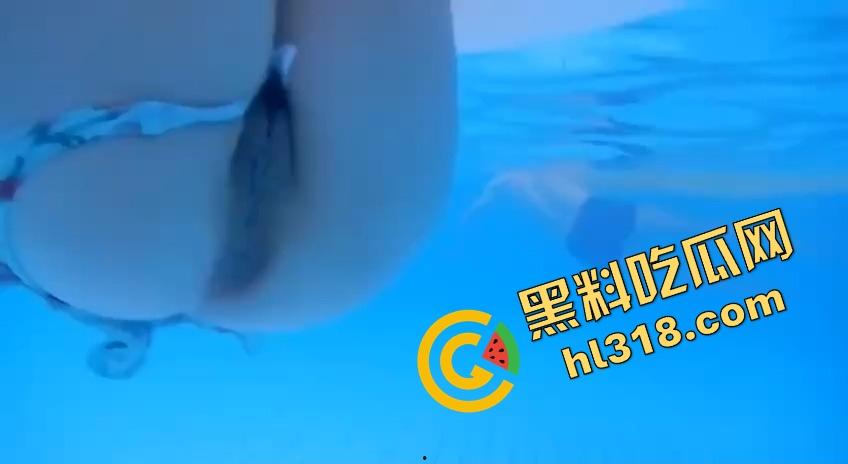 泳池里骚逼女直接脱泳裤露鲍鱼，在线钓鱼引全场潜水哥蠢蠢欲动，水下风景比水面还刺激！-13