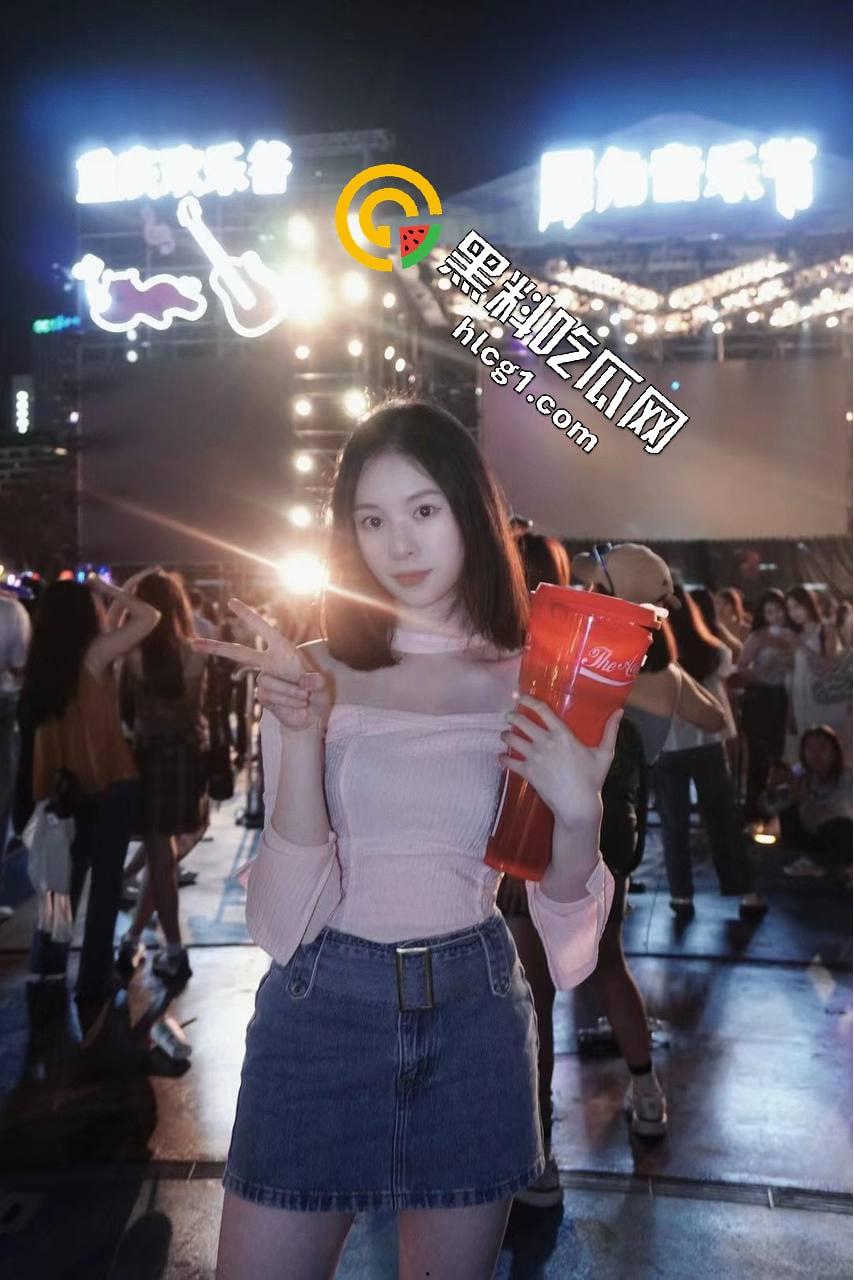 独家爆料！成都理工大学学妹拍私房  摄影师色心渐起叫学妹足交 学妹一脸不情愿 奈何给的太多了-2