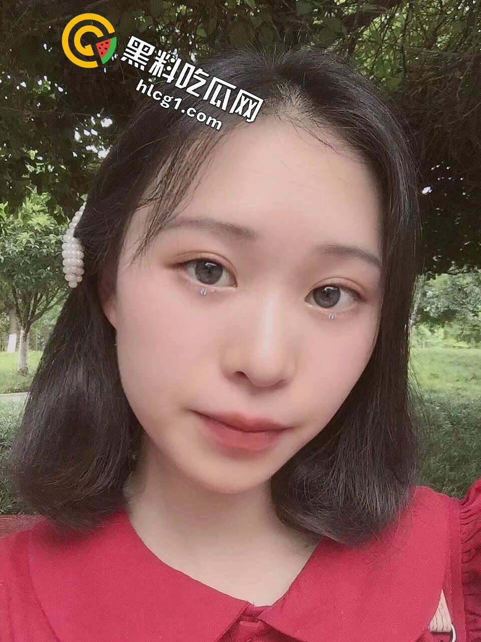 独家爆料！成都理工大学学妹拍私房  摄影师色心渐起叫学妹足交 学妹一脸不情愿 奈何给的太多了-5