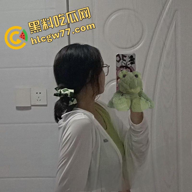 安徽文达信息工程学院【王忠燕】背着男友约炮劈腿 眼镜骚鸡主动骑乘榨精 反差惊人！-6