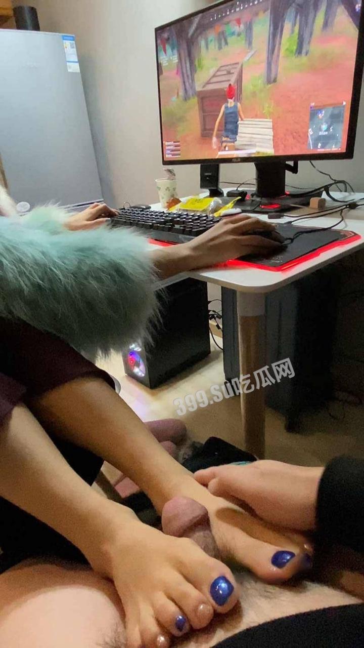 反差女大学生骚操作 双手吃鸡 双脚帮男朋友足交 游戏结束开始实战！-3