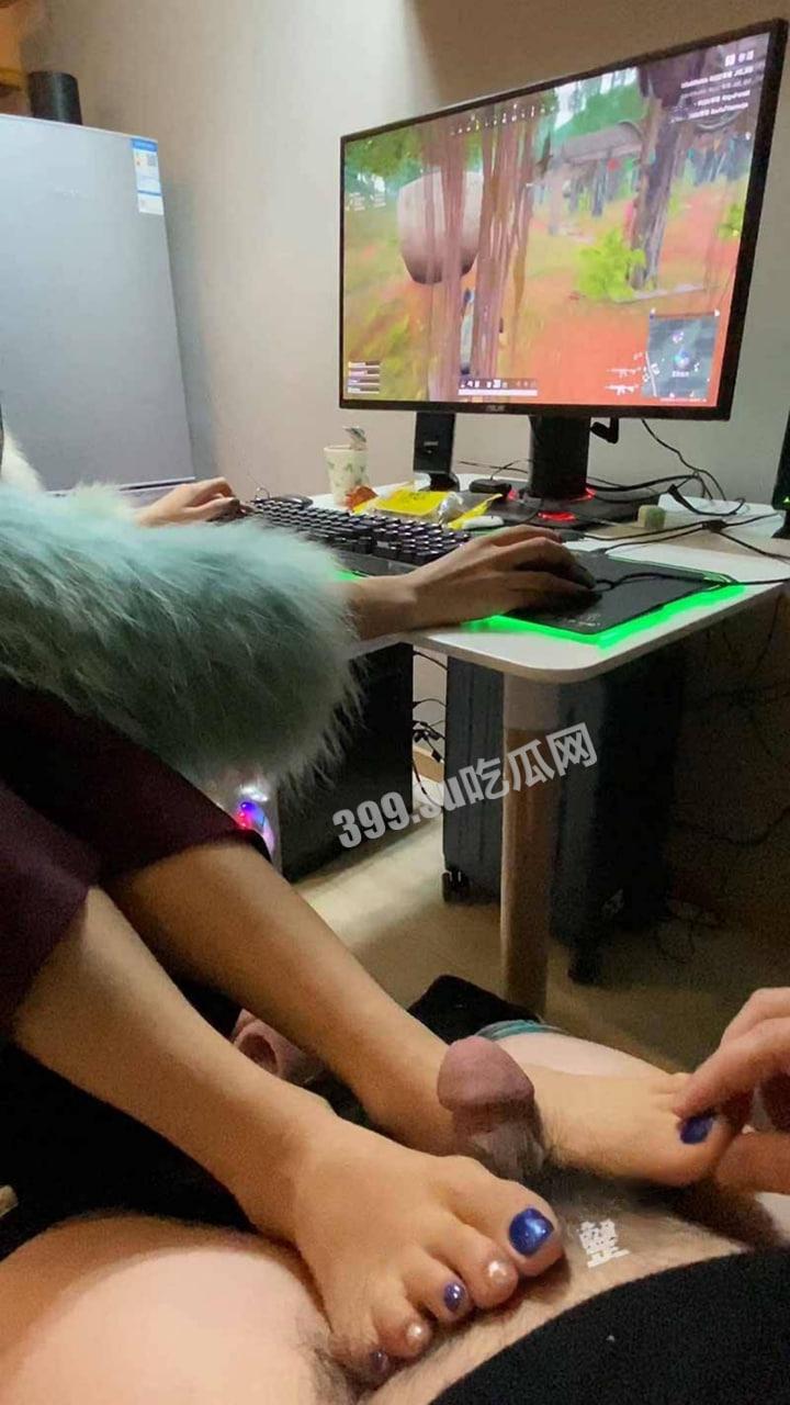 反差女大学生骚操作 双手吃鸡 双脚帮男朋友足交 游戏结束开始实战！-4