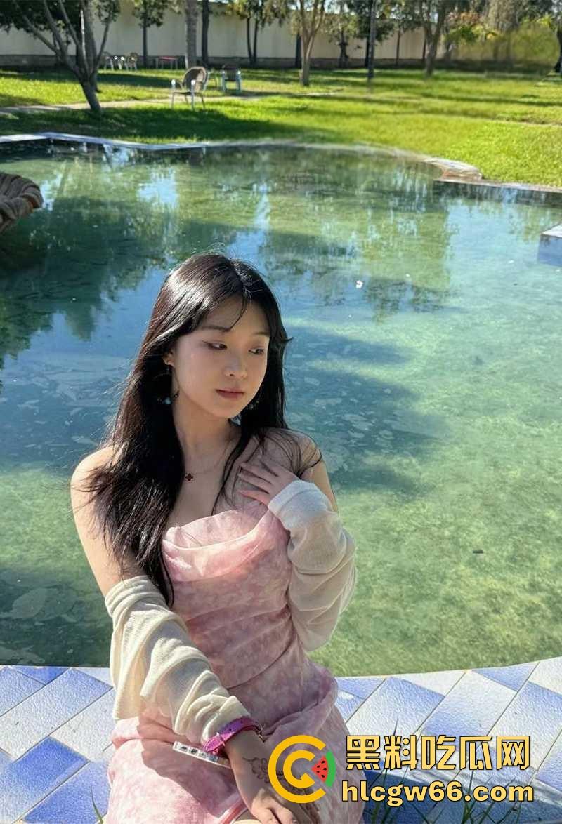 四川极品美妞【李玉婷】身材完美床技高超小母狗 被绿帽男友和好兄弟前后夹击 双洞齐开！-4