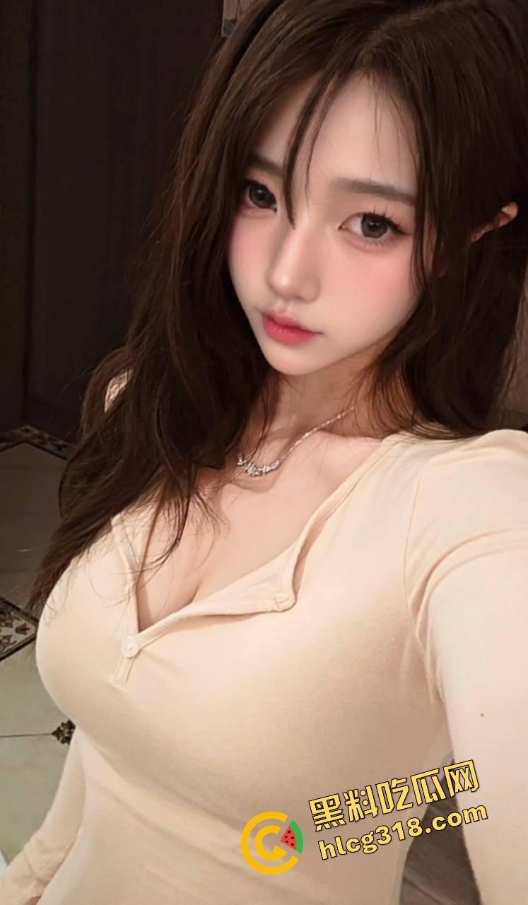 酒吧厕所整活，年轻男女激情日逼被抓个正着，妹子崩溃走出来低头躲镜头差点哭出声，表情尴尬到极致！-2