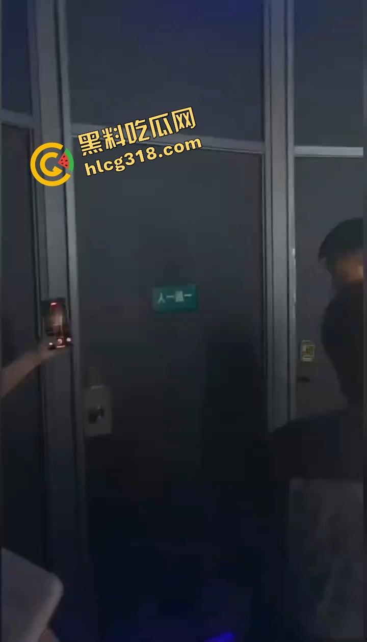 酒吧厕所整活，年轻男女激情日逼被抓个正着，妹子崩溃走出来低头躲镜头差点哭出声，表情尴尬到极致！-8