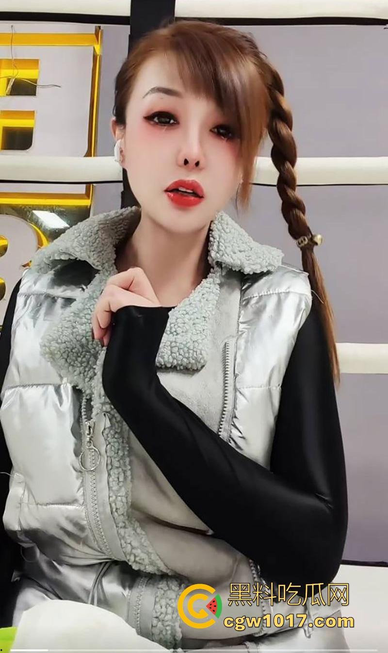 快手熟女网红【琨琨姐姐】裸聊视频曝光,气质人妻一对一裸聊,豹纹黑丝揉奶抠逼,极品熟女就是懂你!-7