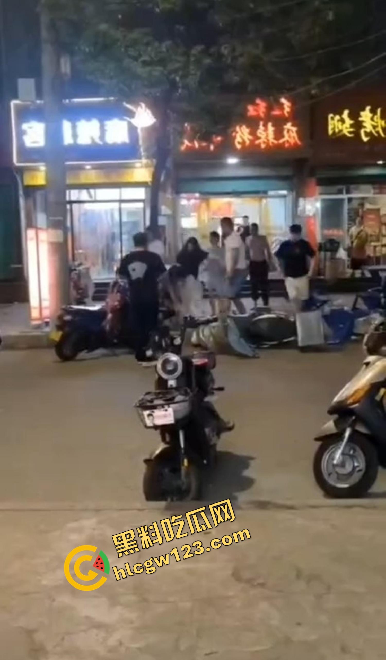 520本该是情人节，结果变成血光之灾，男子当街挥刀对头怒砍奸夫，偷人老婆你不怕死啊？-4