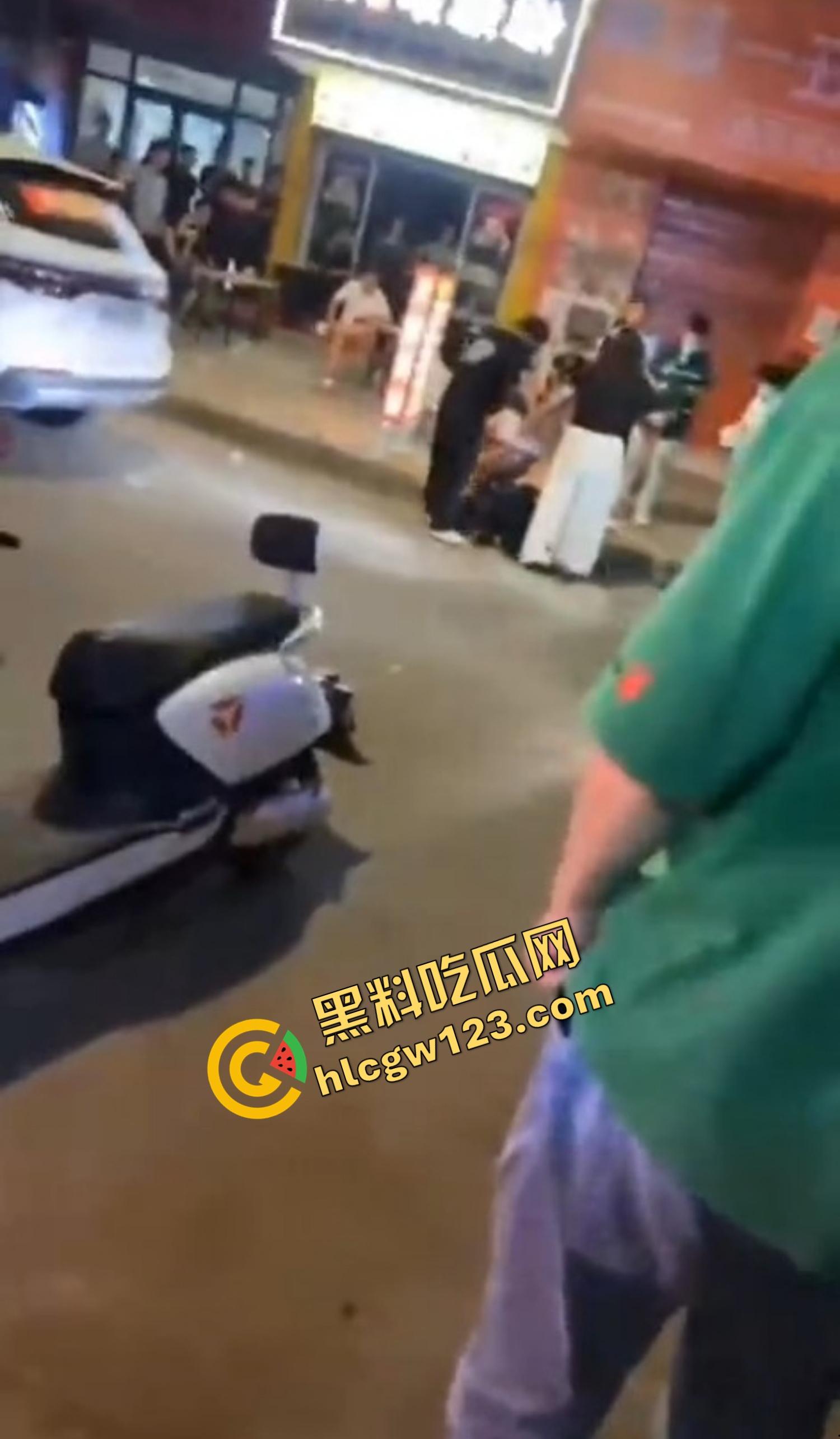 520本该是情人节，结果变成血光之灾，男子当街挥刀对头怒砍奸夫，偷人老婆你不怕死啊？-11