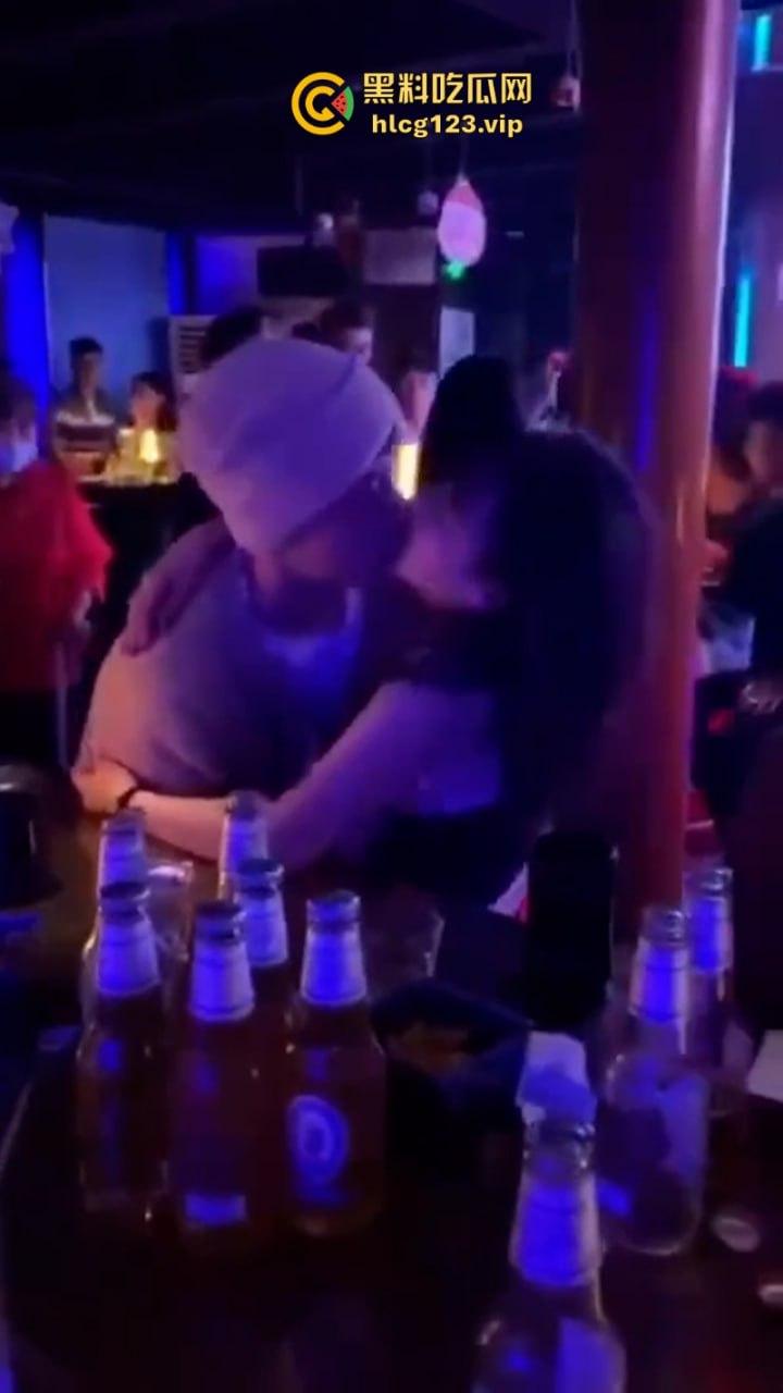 【只怪灯光太催情 让你如此骚不停】 高冷女神夜店秒变淫娃主动送吻赠逼 这还用开房吗？-5